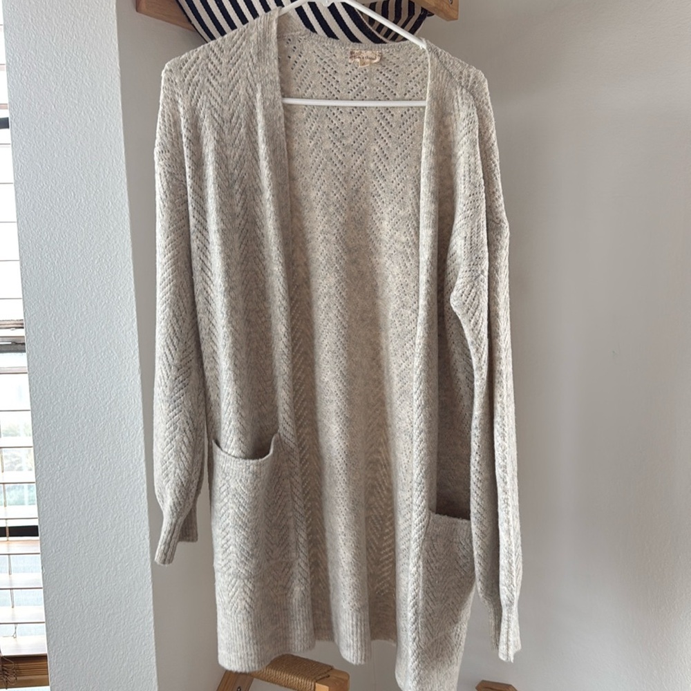 Like new gray cozy cardigan with pockets